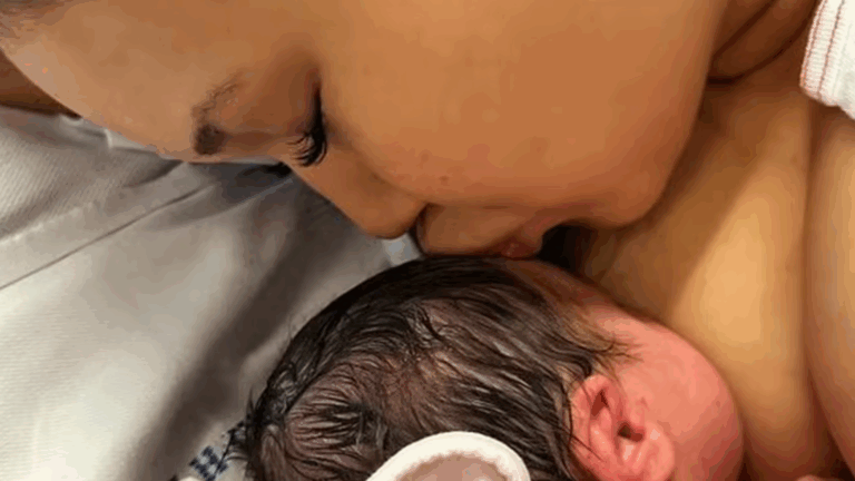 Mãe perde guarda da filha uma hora após o parto e caso gera protestos internacionais