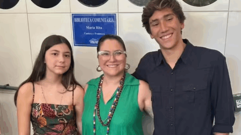 Maria Rita faz rara aparição com filhos na inauguração de biblioteca que leva seu nome no Rio