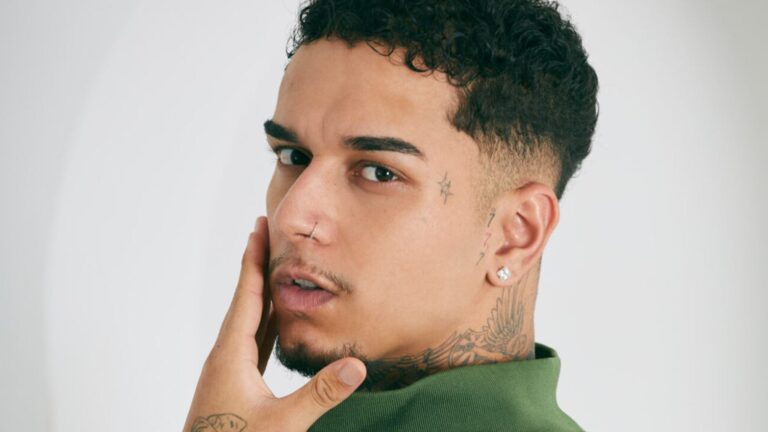 Rapper Veigh aposta em futurismo e provoca a indústria em novo clipe de ‘Artista Genérico’