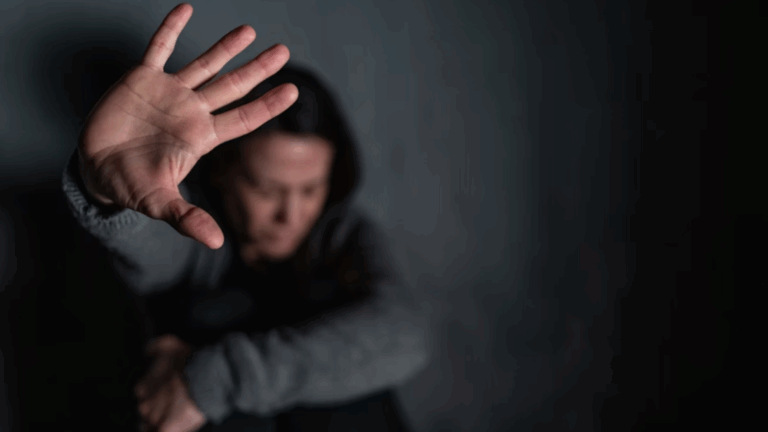 Homem tortura namorada, a obriga a beber xixi e ameaça furar seu olho