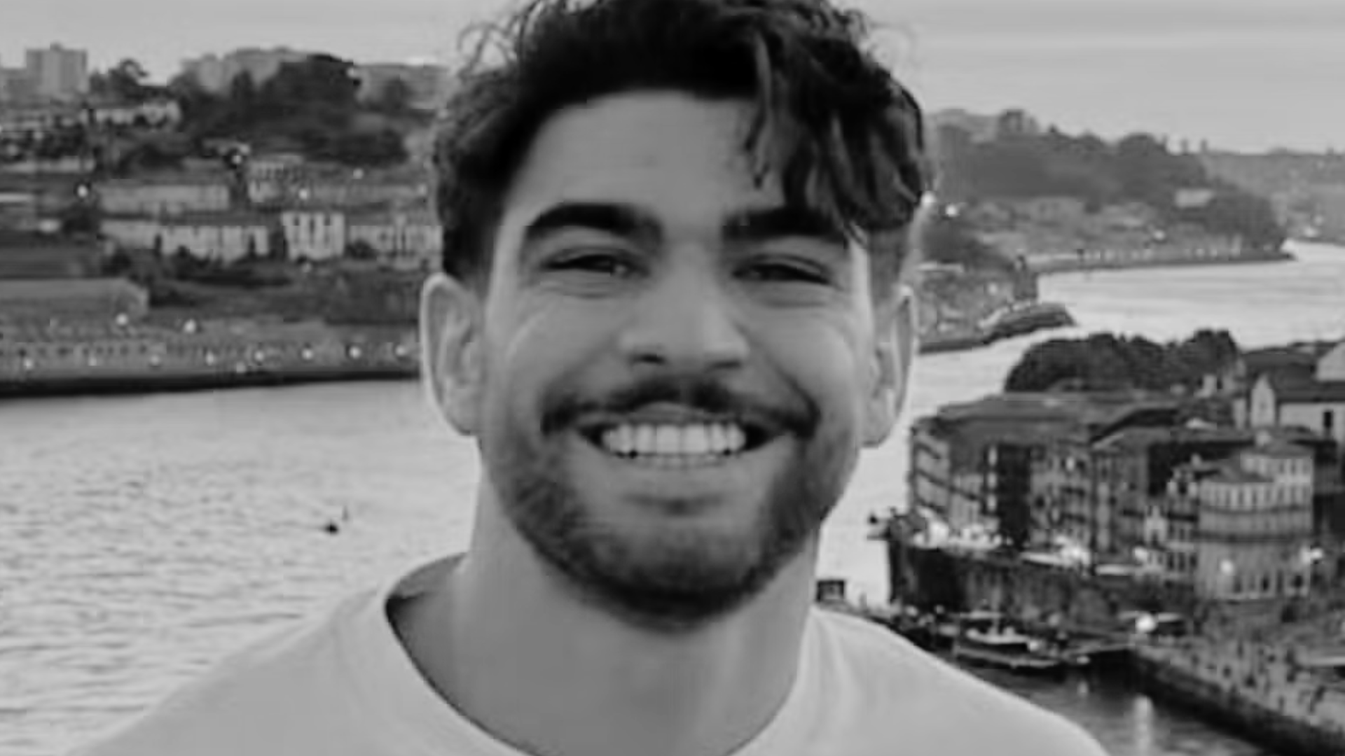 Brasileiro de 26 anos morre após cair da sacada de um prédio em Ibiza, na Espanha