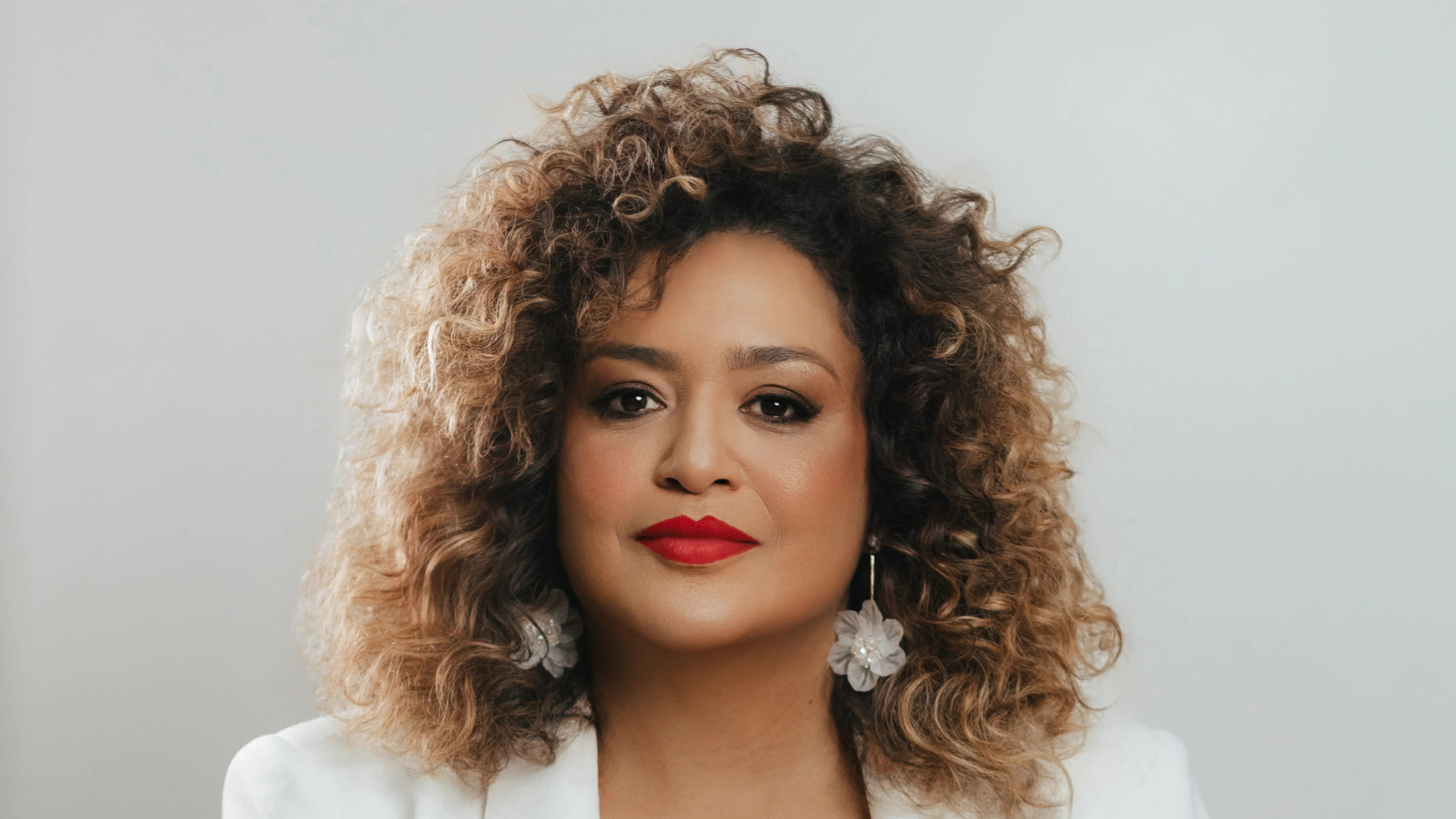 Dione Carlos relembra passado antes de entrar na dramaturgia: ‘Queimei todos’