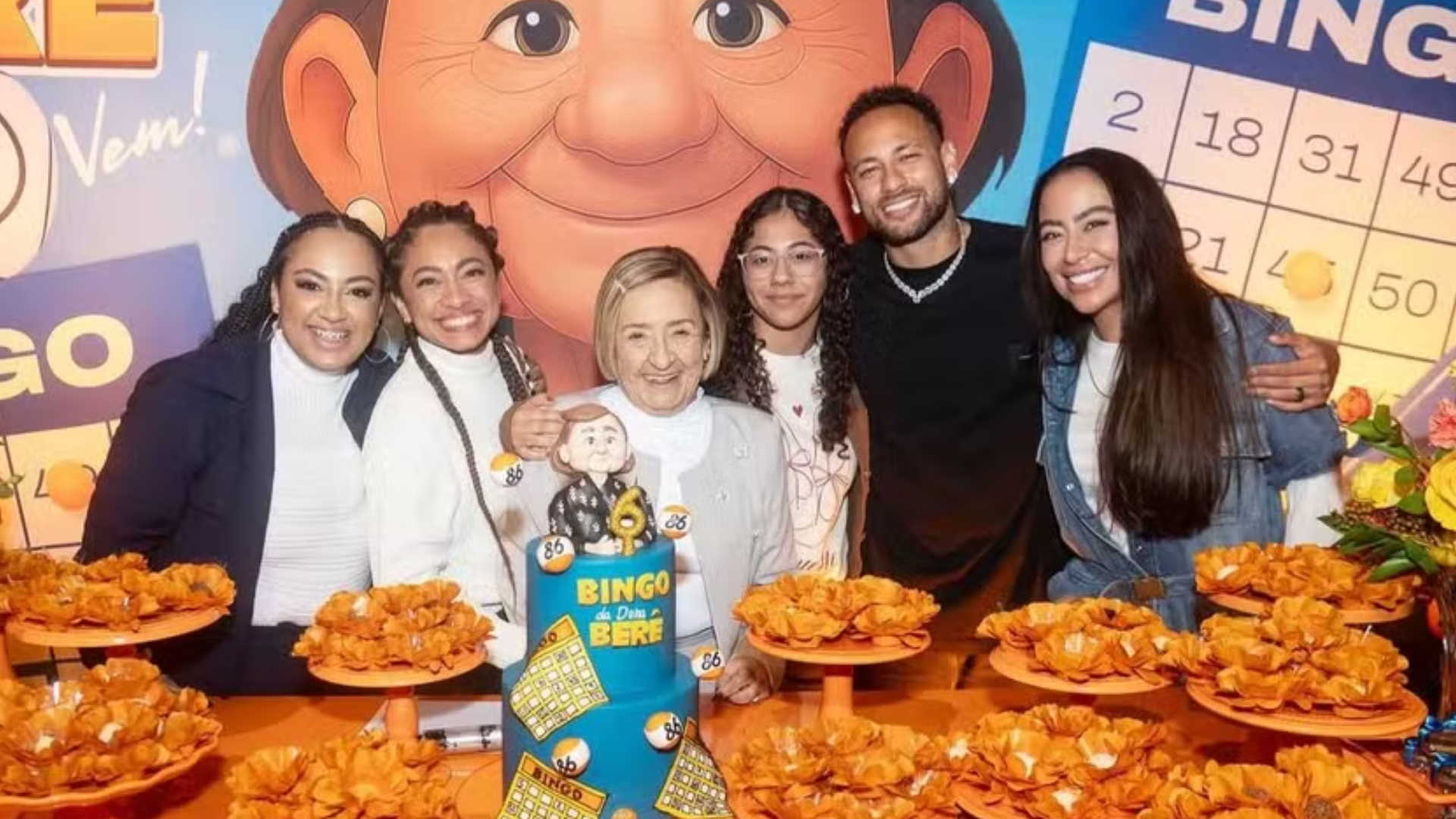 Neymar aparece em raro registro com família em aniversário da avó com o tema ‘Bingo’