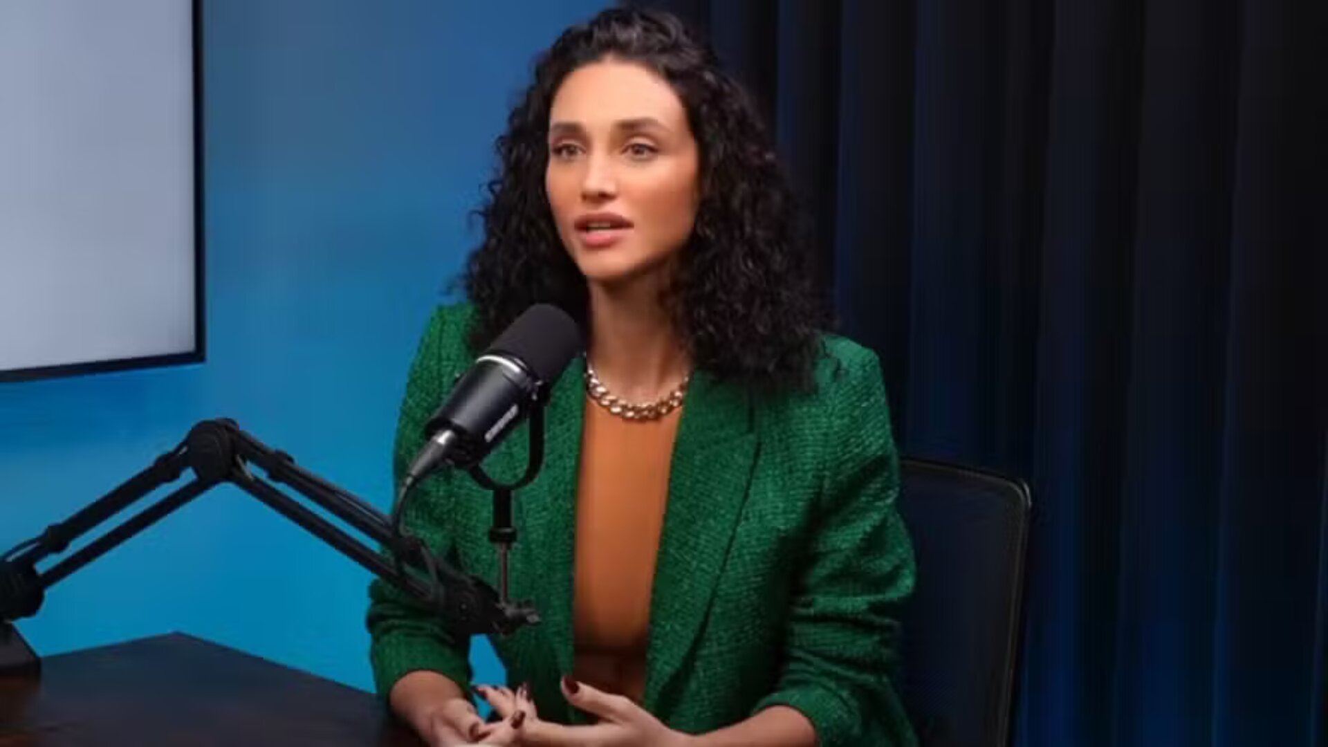 Débora Nascimento causa polêmica ao falar sobre fotos com fãs: ‘Dou um abraço’
