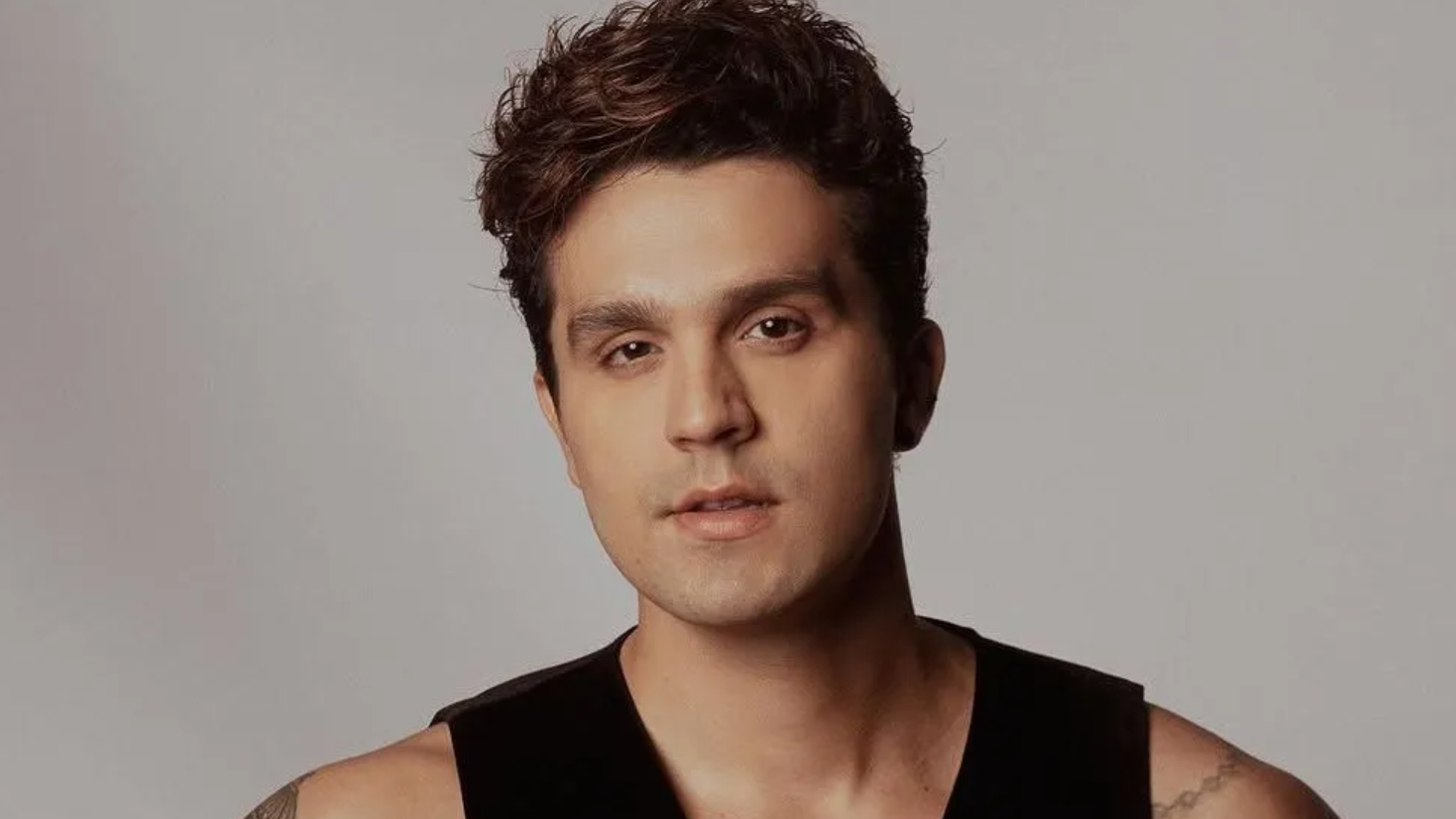 Luan Santana celebra 18 anos de carreira cercado por milhões de fãs e momentos históricos