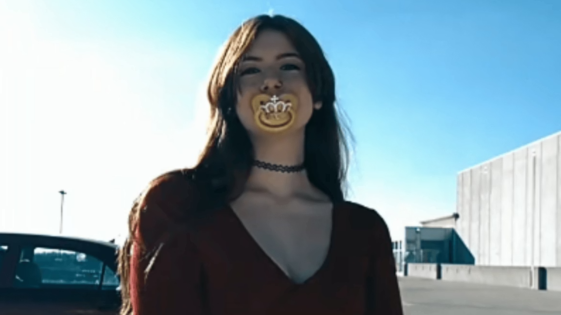 Nova moda? Jovens aderem a tendência inusitada de usar chupetas e dividem opiniões