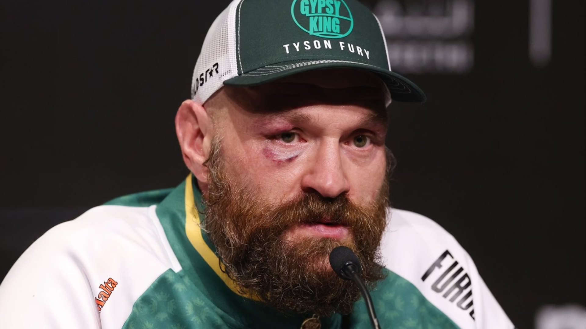 SUSTO! Lenda do boxe enfrenta pânico em voo e faz pouso de emergência