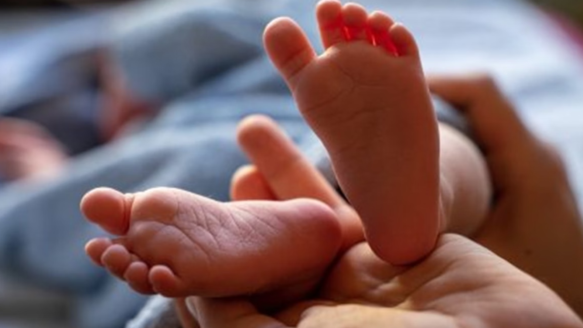 Bebê de 8 meses morre após suspeita de agressões e fraturas pelo corpo