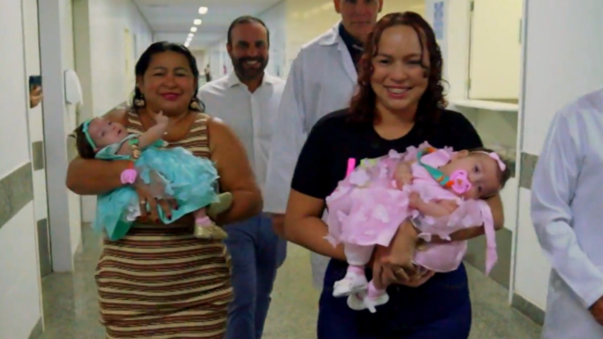 Gêmeas siamesas são separadas com sucesso após mãe atravessar a Amazônia em busca de ajuda