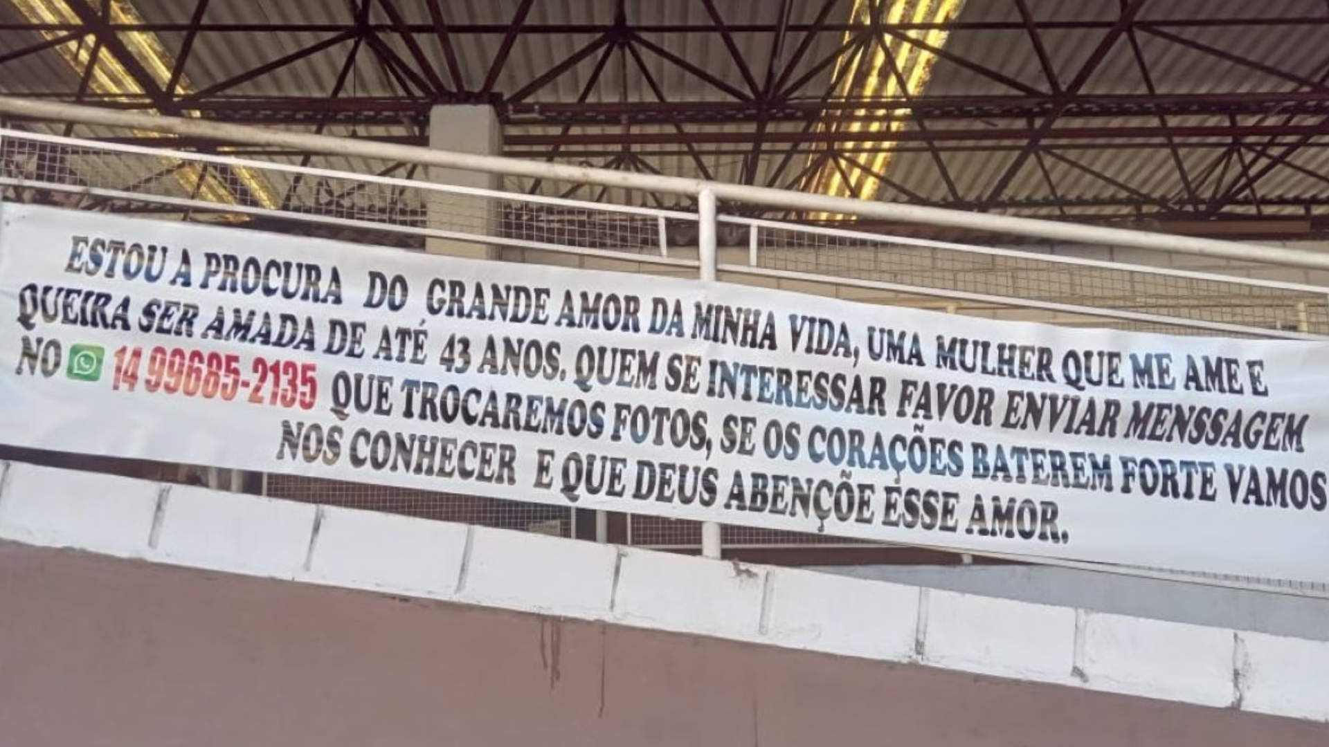 Procura-se amor! Homem solteiro pendura faixa em terminal de ônibus para arranjar namorada