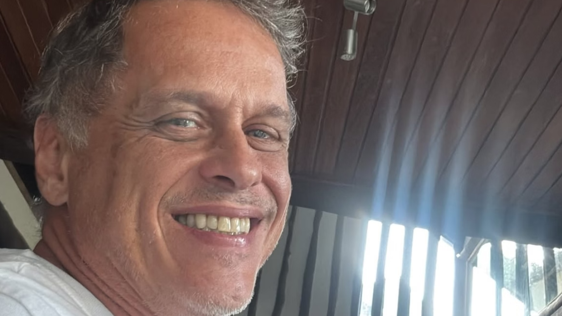 É GRAVE? Ator de ‘A Viagem’ revela que fará cirurgia no joelho, pé e hérnia