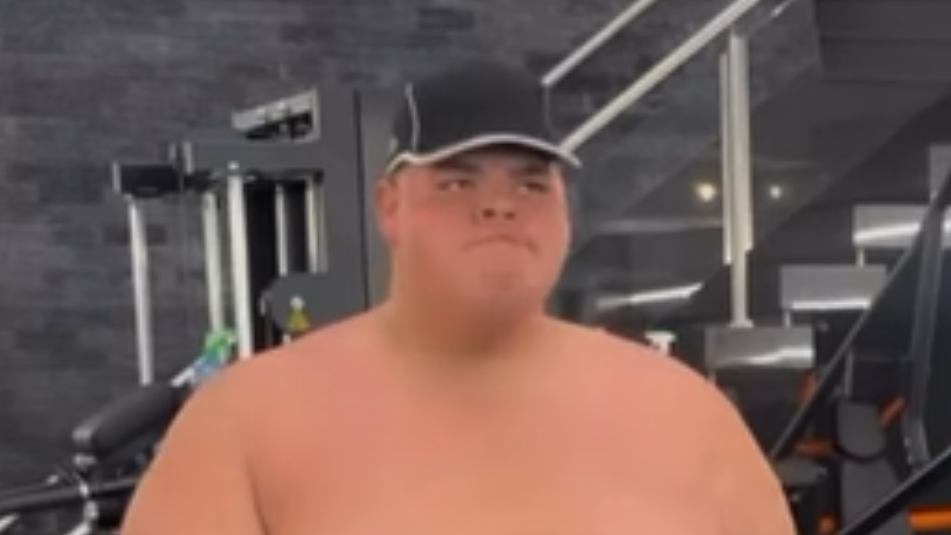 UAU! Depois de perder 100kg, Gordão da XJ faz treino sem camisa e chama a atenção