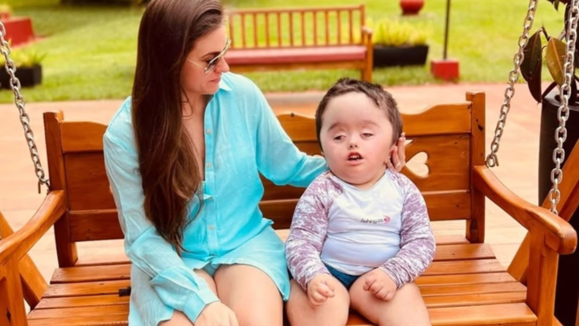 Nora de Ratinho se emociona ao refletir sobre os desafios da maternidade atípica
