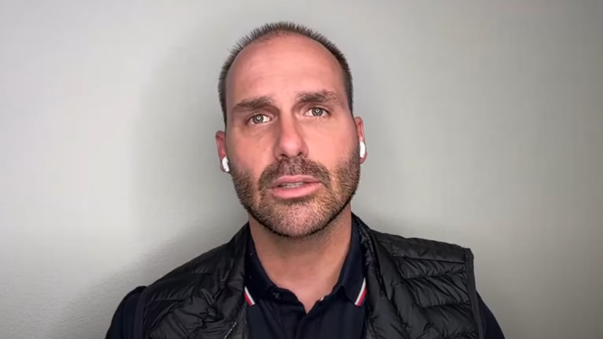 Eduardo Bolsonaro define condições para candidatura em 2026 com apoio de Bolsonaro