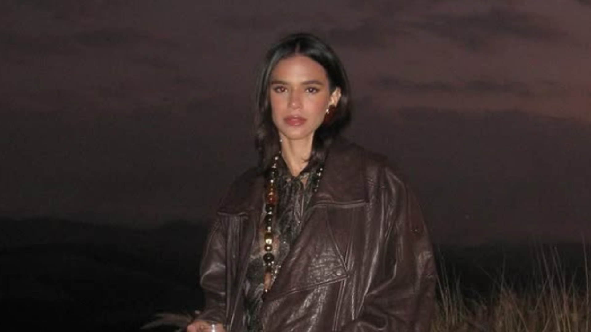 LUXO! Bruna Marquezine usa vestido de R$ 30 mil e rouba a cena na festa de Giovanna Ewbank