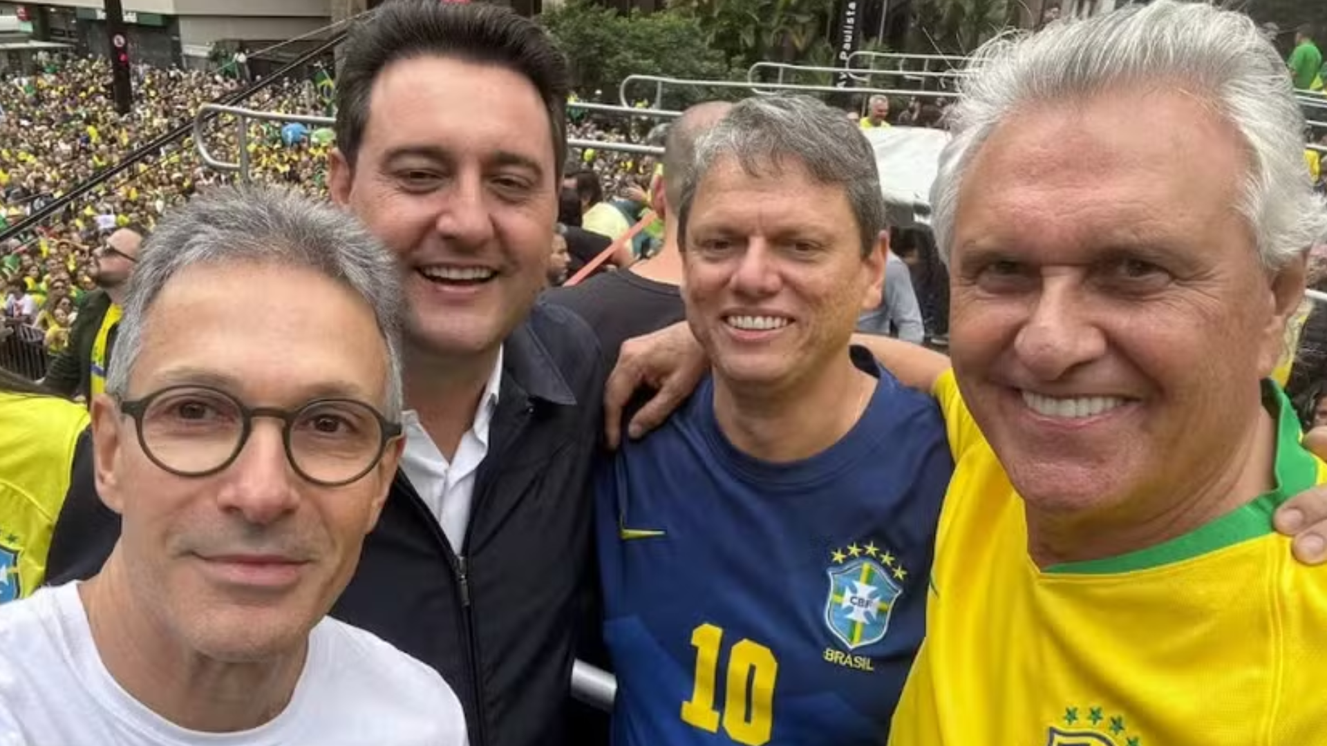 Carlos Bolsonaro chama governadores da direita de ‘ratos’ e recebe apoio do irmão Eduardo
