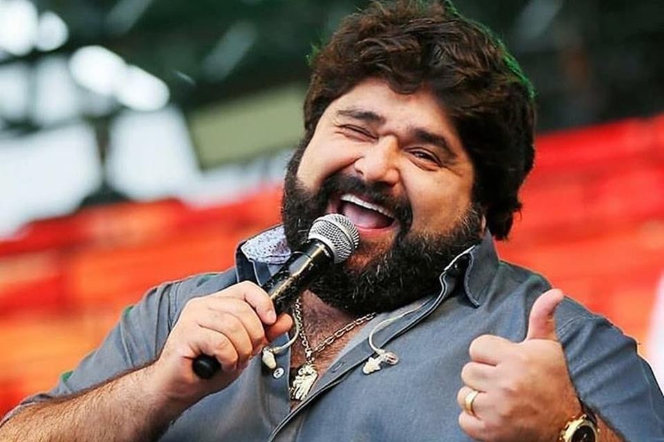 Cantor Fabiano Menotti mostra foto após eliminar 52 kg e choca; veja