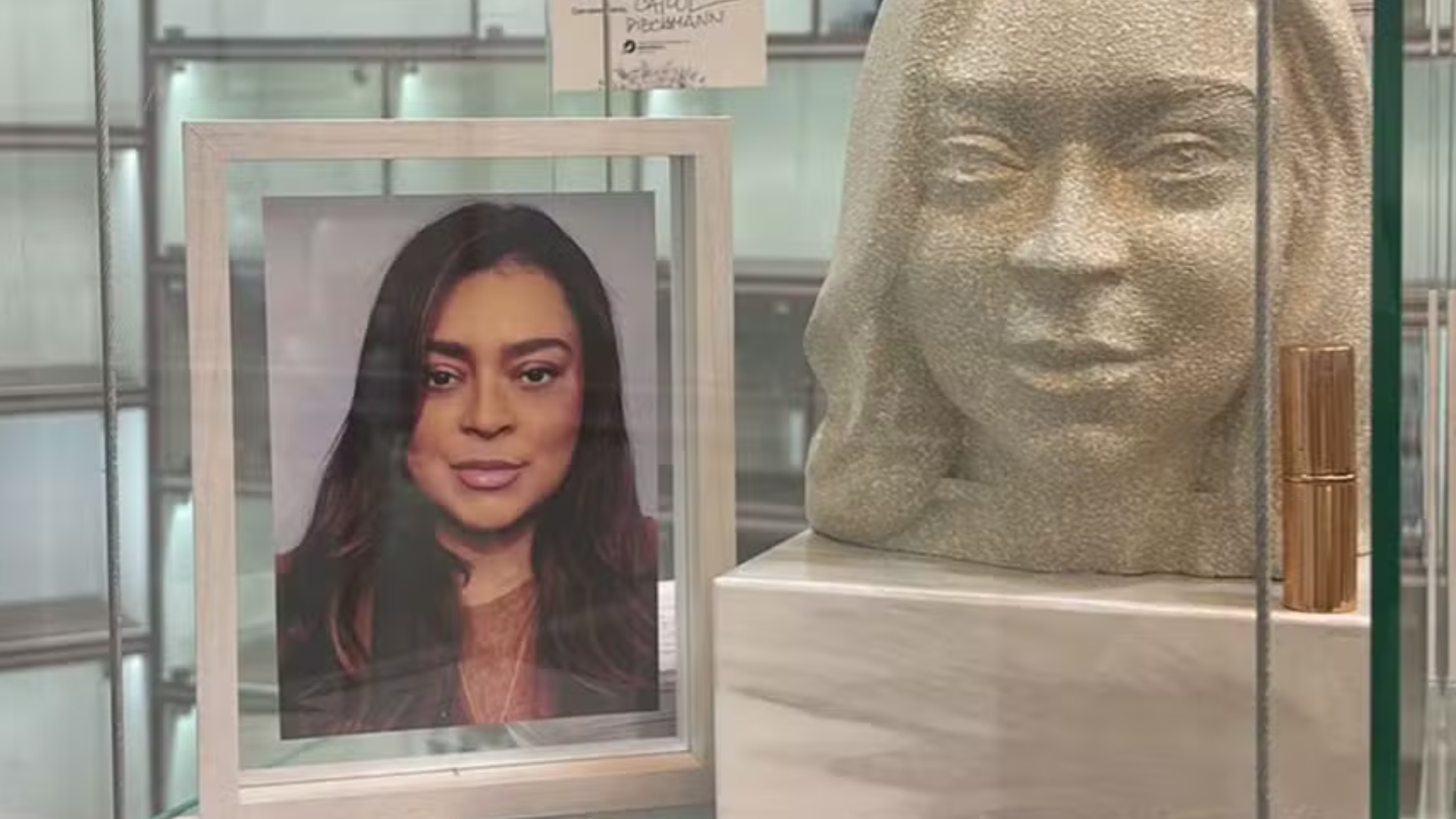 Família de Preta Gil a homenageia com busto e batom em memorial no Rio