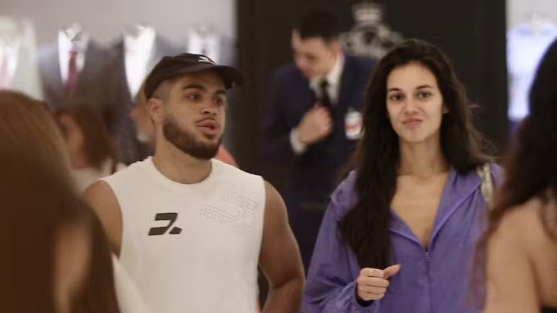Flagrados! Alane Dias e Francisco Gil são vistos de mãos dadas em shopping