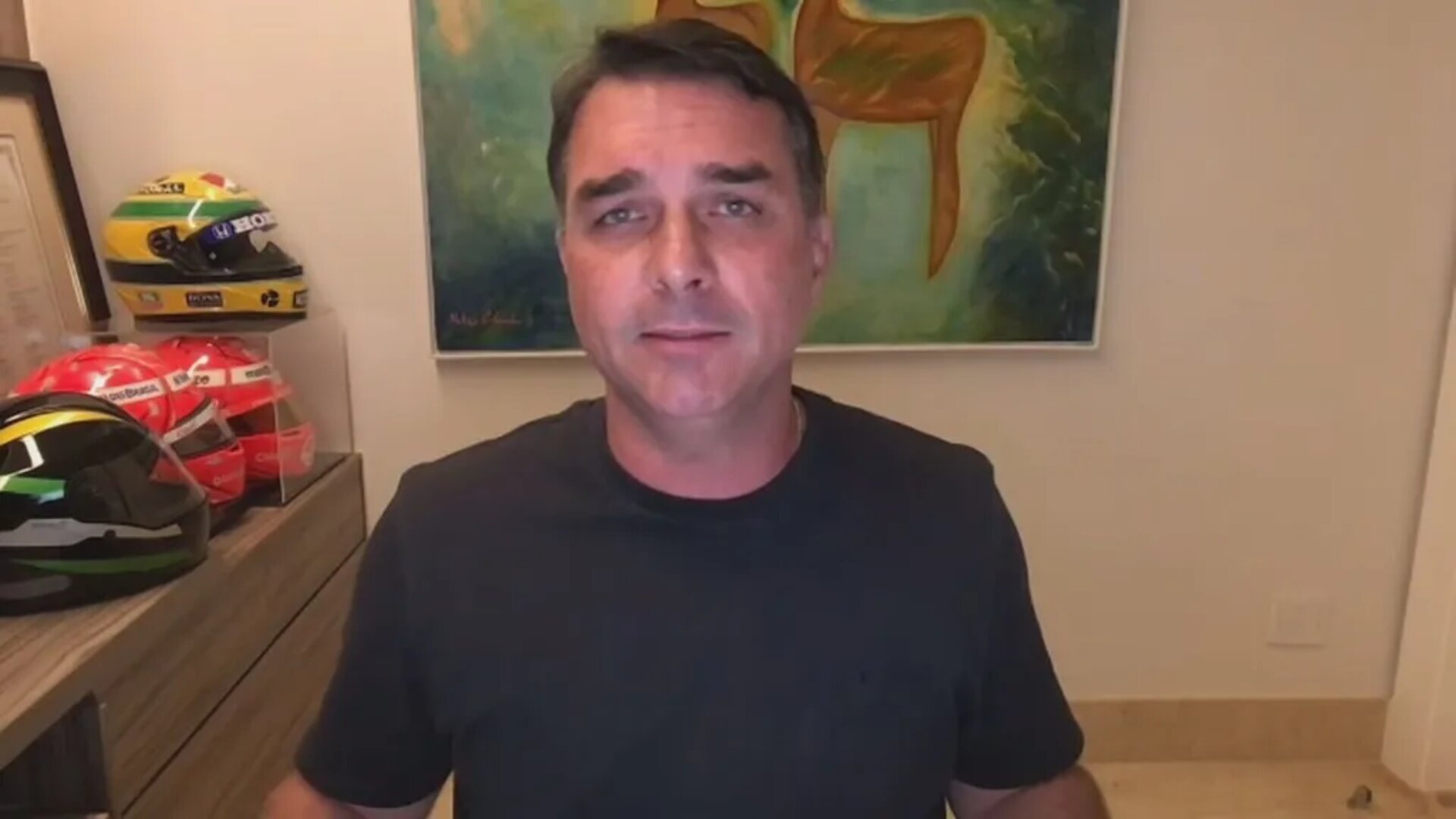 Declaração do filho de Bolsonaro sobre prisão domiciliar viraliza; veja
