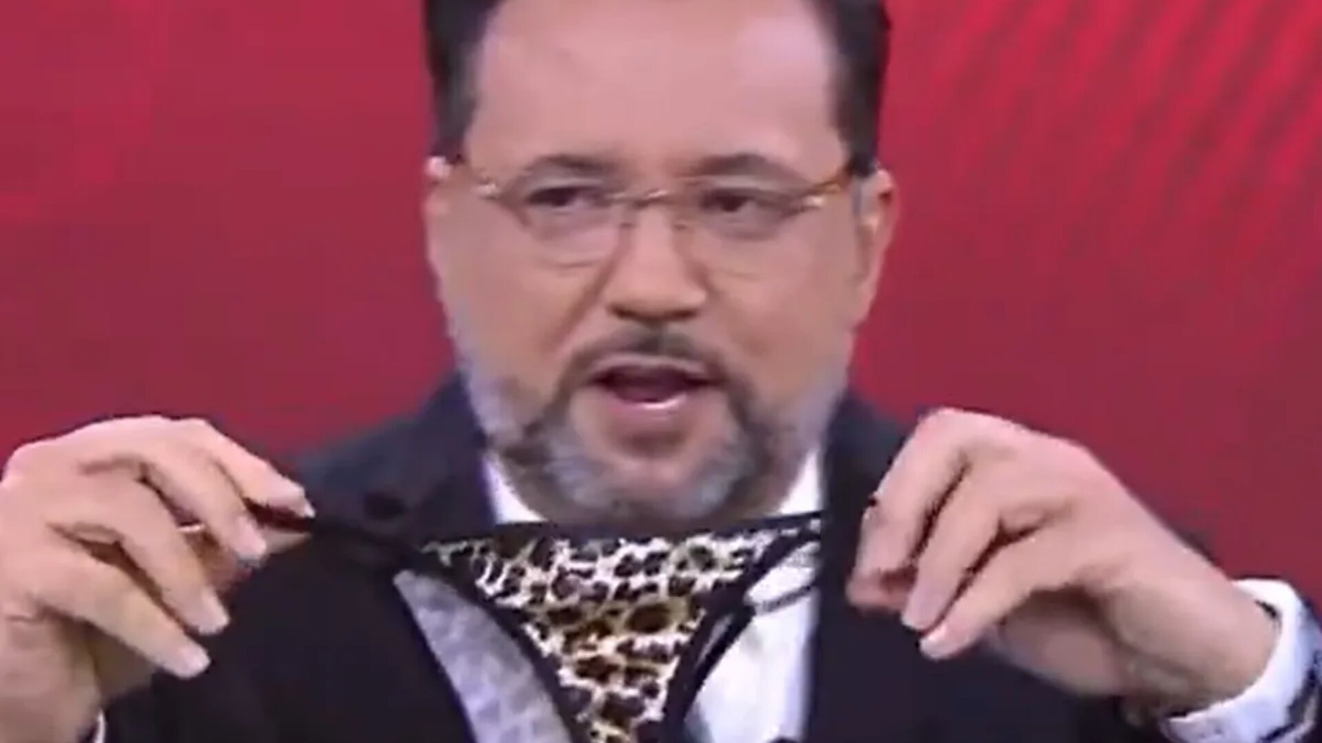 Geraldo Luís choca o público ao mostrar calcinha ao vivo no SBT; veja vídeo
