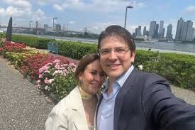 Pré-candidato a presidência morre após tiro na cabeça; esposa desaba com notícia