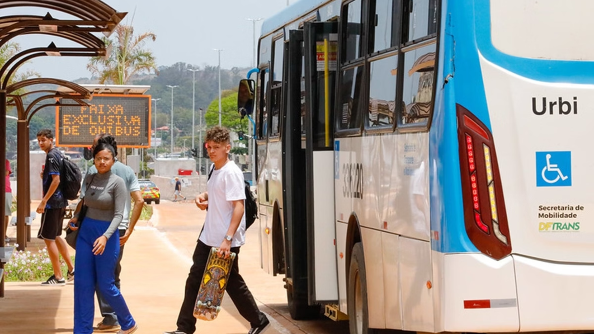 Mulher se desiquilibra ao descer do ônibus, bate a cabeça e morre
