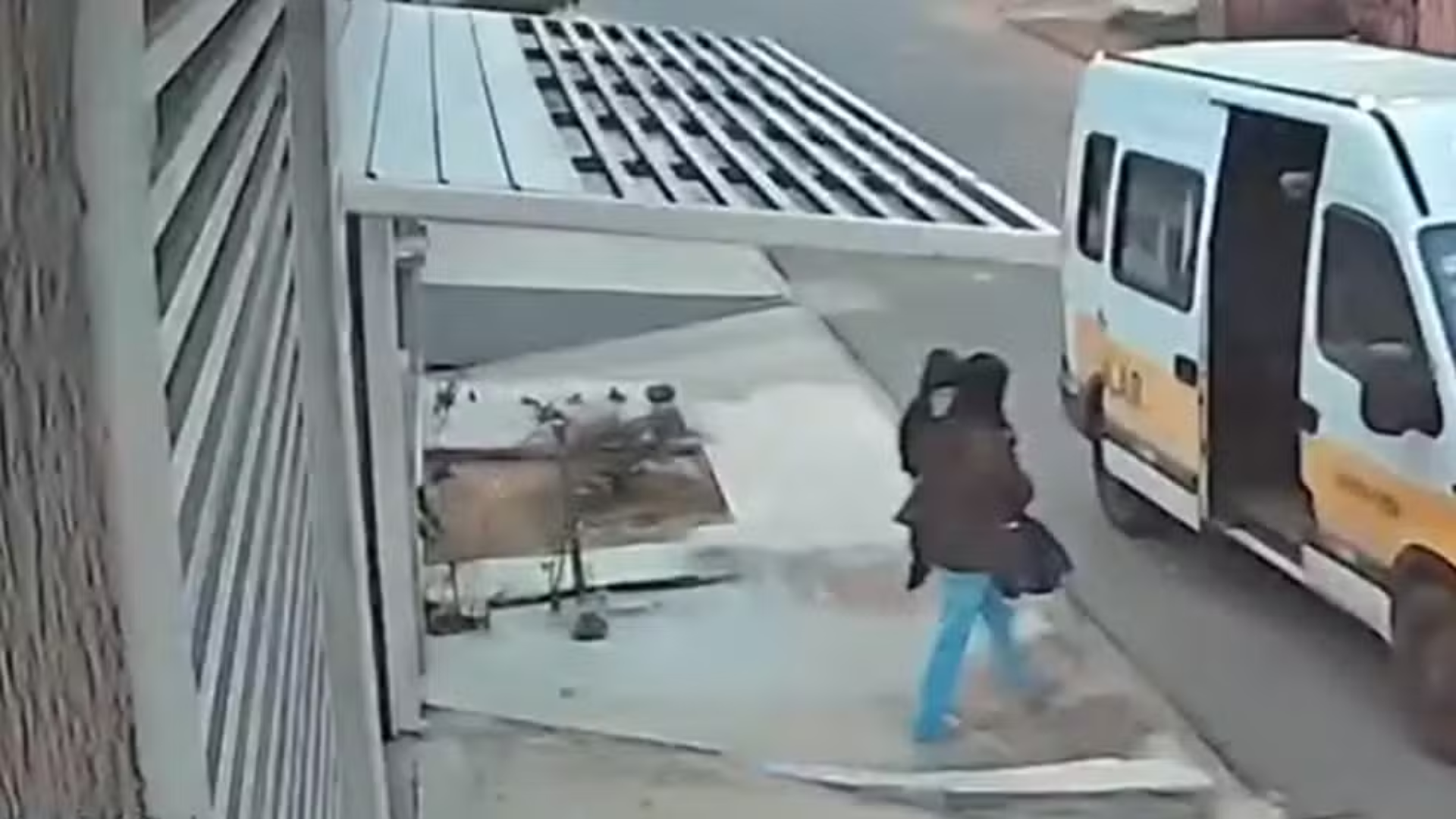 Motorista esquece de deixar menino de 4 anos na creche, ele escapa do veículo e é achado na rua
