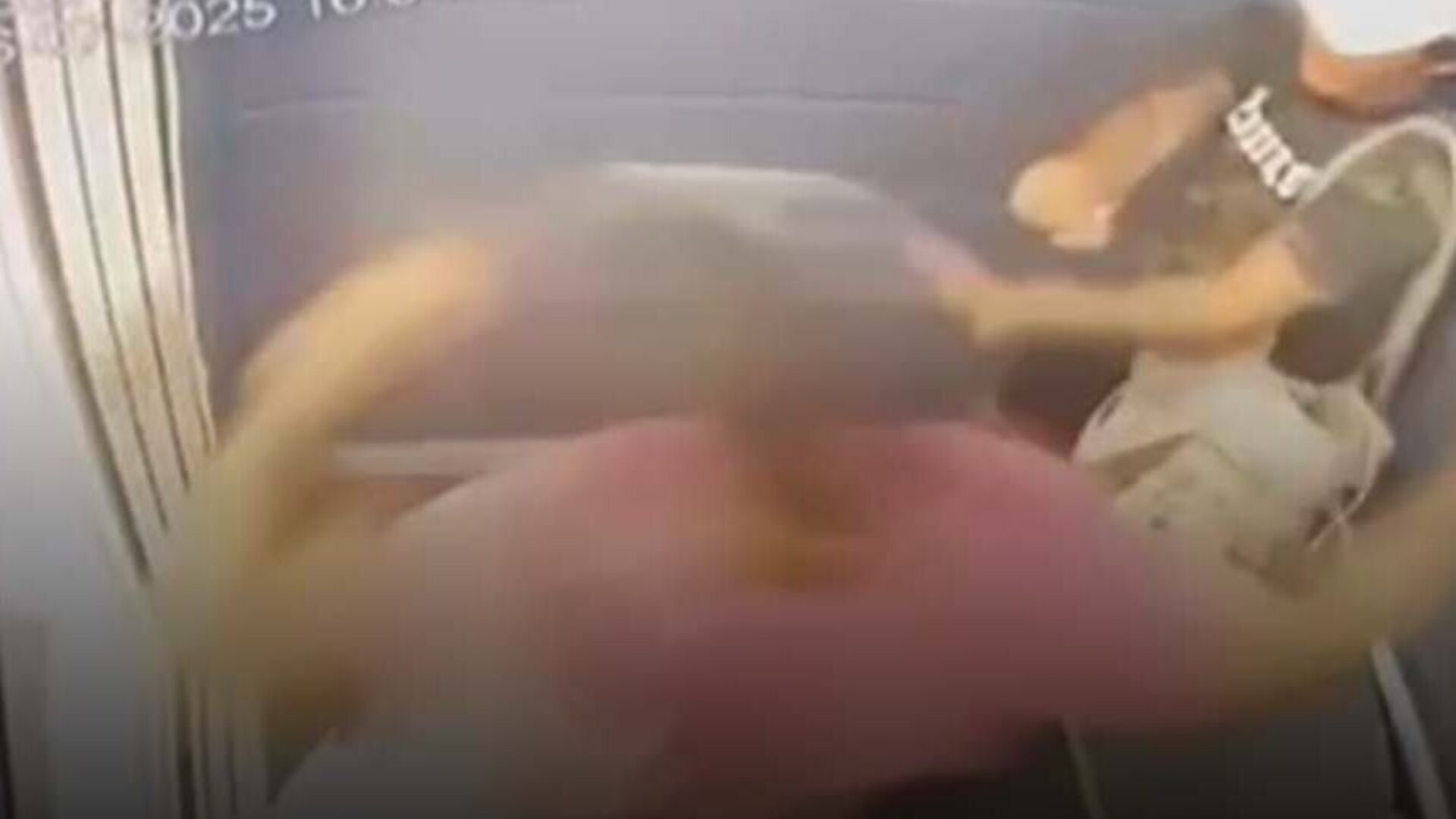 Porteiro faz revelação chocante após flagrar agressão contra mulher em elevador