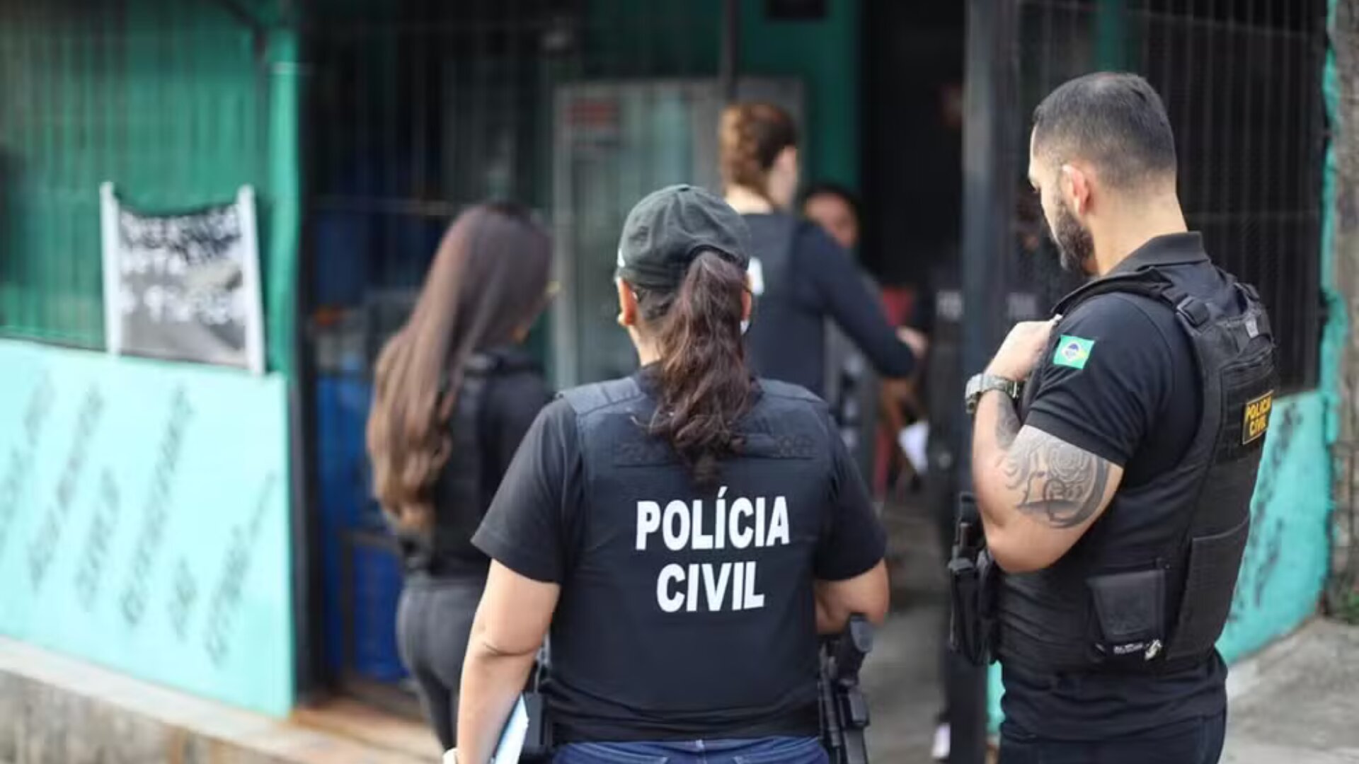 Acorrentada e em quarto escuro, mulher é mantida em cárcere por 5 dias sem comida