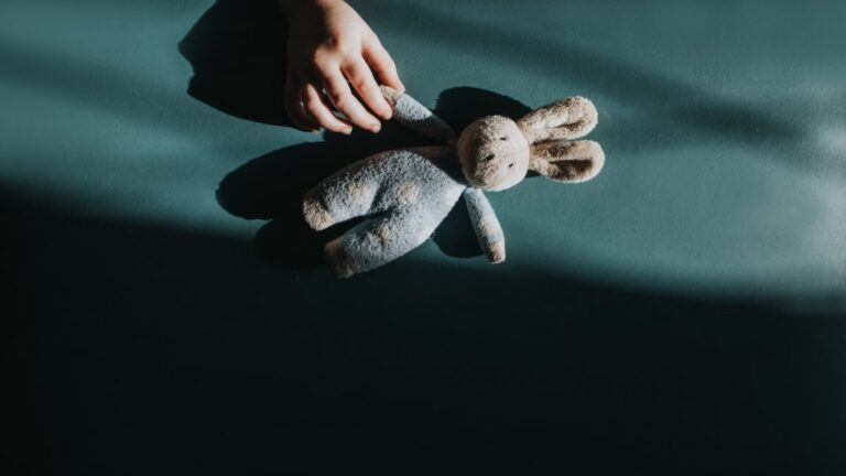 Queimaduras e cabelo cortado: Padrasto e mãe são suspeitos de torturar crianças