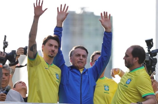 Filho caçula de Bolsonaro se manifesta e web reage: ‘O seu pai…’