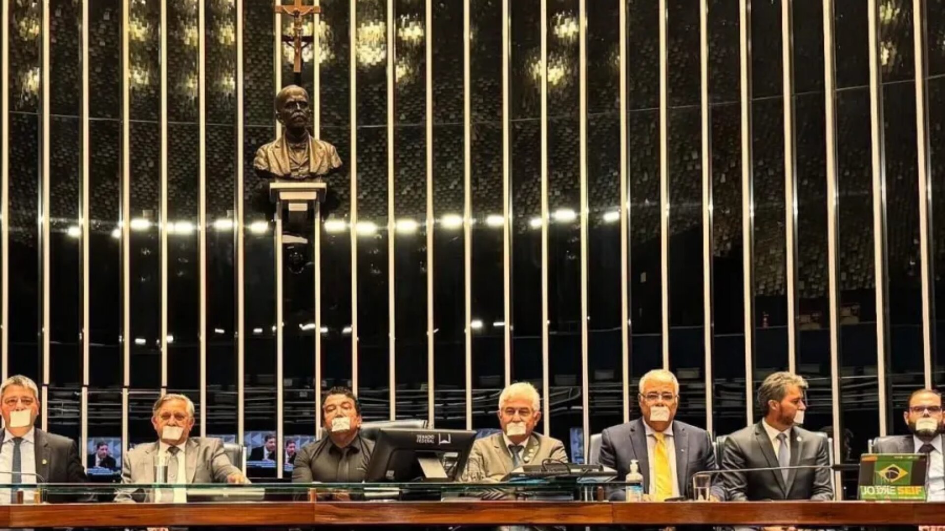 Senadores fazem protesto e usam adesivos na boca após prisão de Bolsonaro