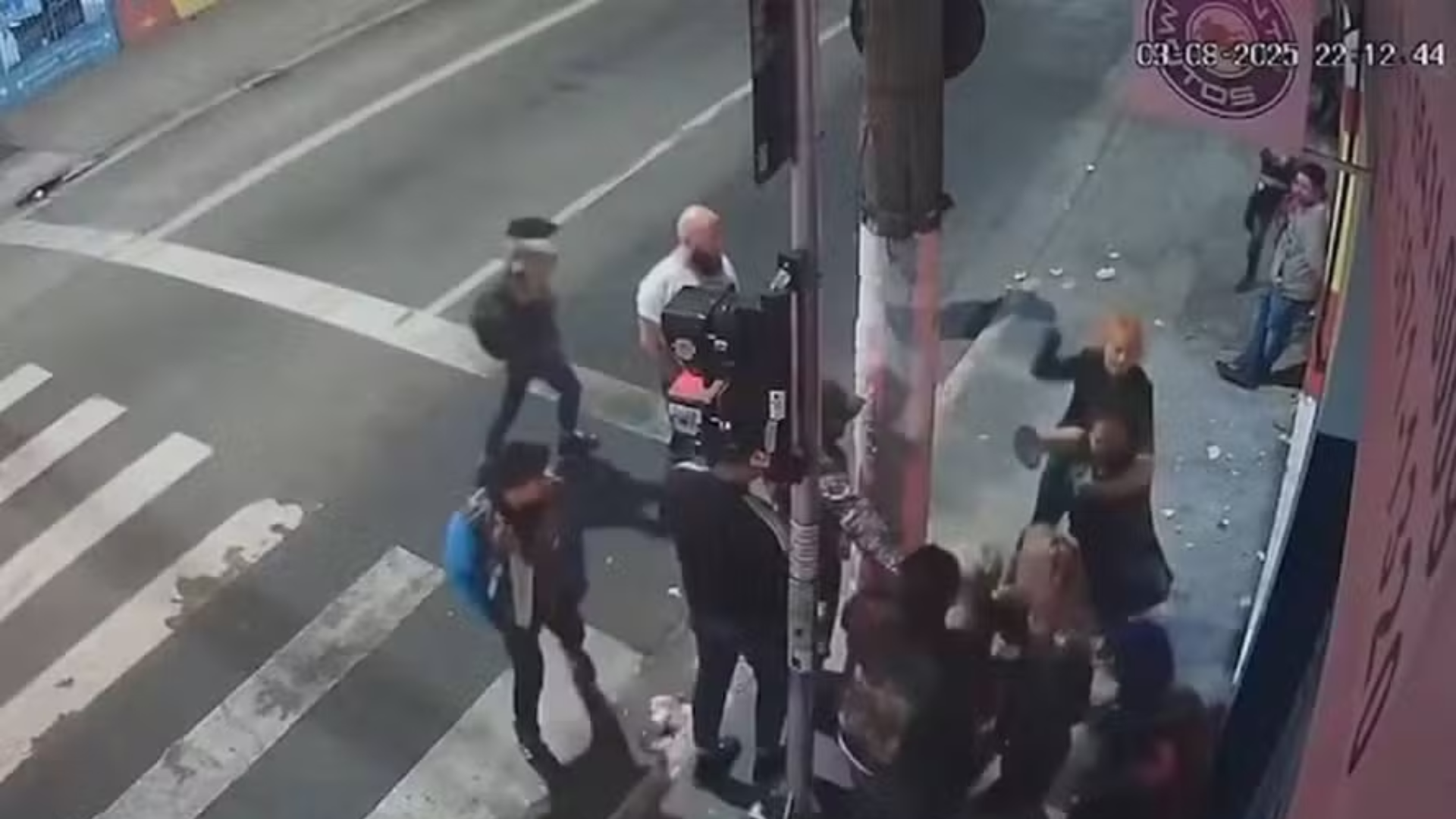 Tragédia: Mulher é enforcada por 6 minutos e morre após show punk