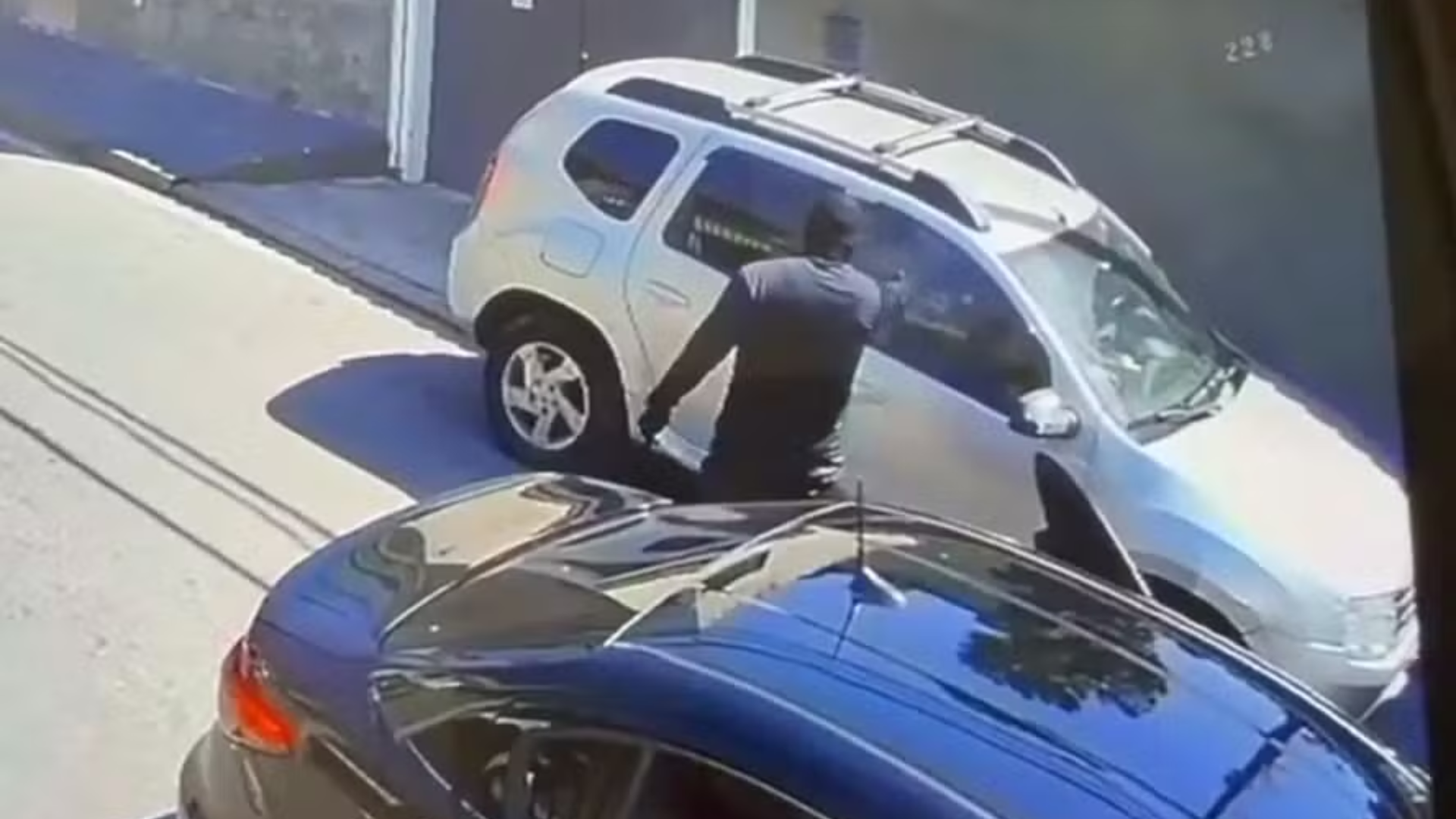 Vídeo: Mulher leva 13 tiros em tentativa de execução no Rio de Janeiro; imagens fortes