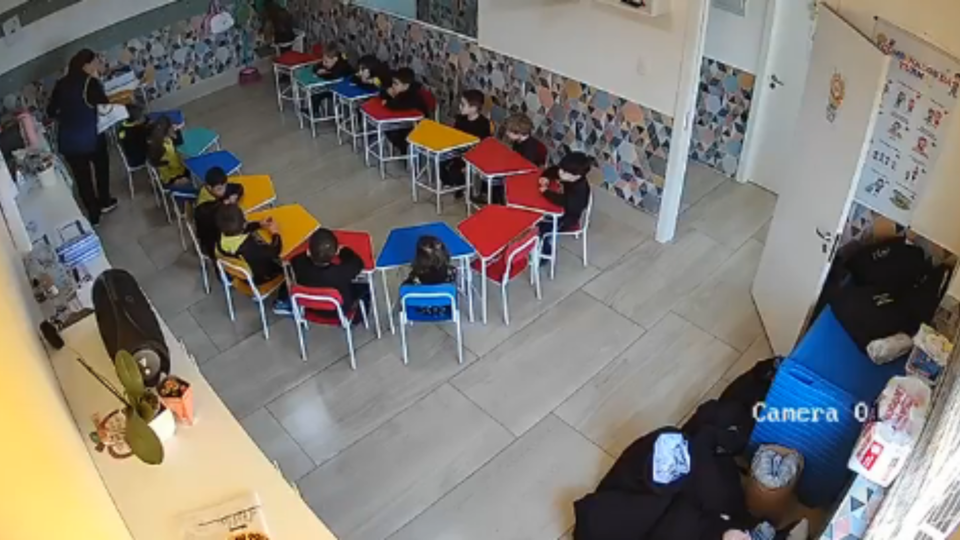 Vídeo: Professora agride aluno de 4 anos dentro de sala de aula