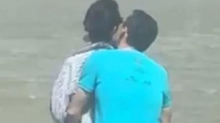 Polícia interrompe transa de casal na beira da praia; veja o flagra