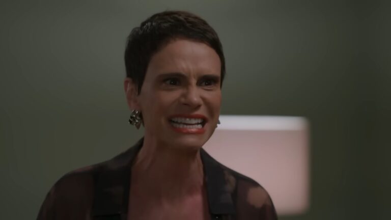 Vale Tudo: Personagem desmascara Fátima para Celina e dá beijão na irmã de Odete