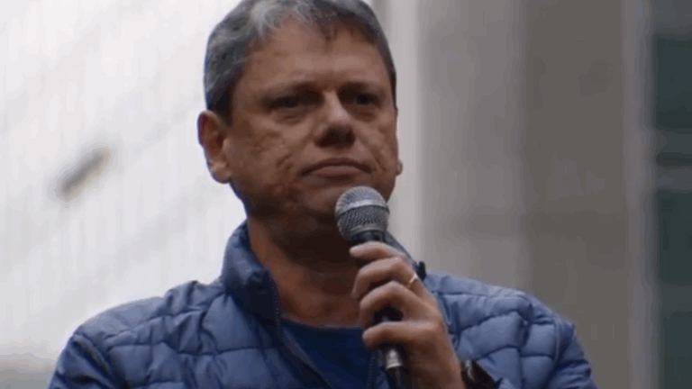 Qual é a grande mágoa do governador Tarcísio com a família Bolsonaro?