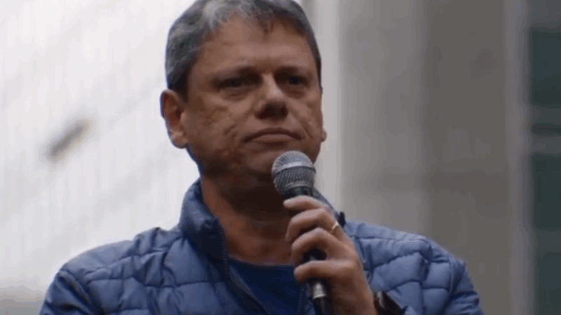 O racha político: entenda a grande mágoa de Tarcísio com a família Bolsonaro