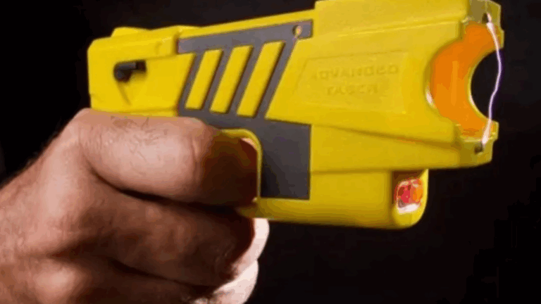 Amor ou obsessão? Homem é preso após perseguir enfermeira com arma de Choque