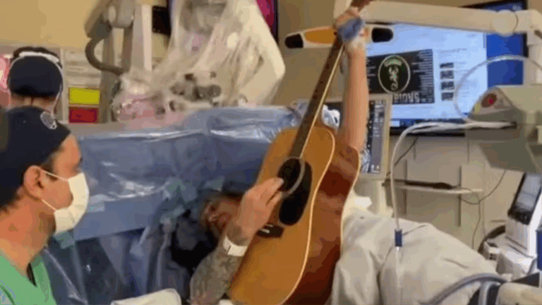 Homem toca violão durante cirurgia para retirada de tumor no cérebro 