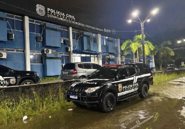 Criança de 2 anos morre e corpo fica 24 horas no sofá; pais não fizeram nada