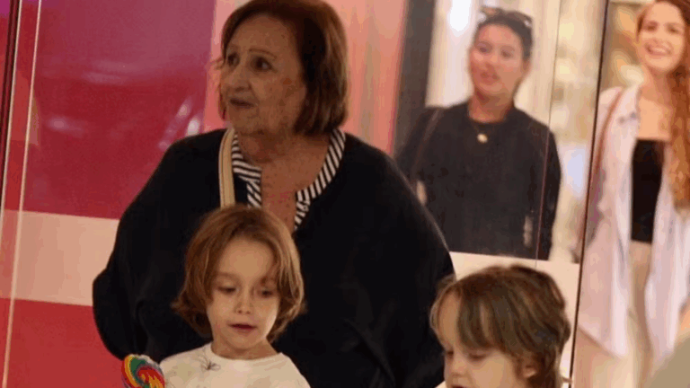 Eles cresceram! Dona Déa é flagrada passeando com filhos de Paulo Gustavo