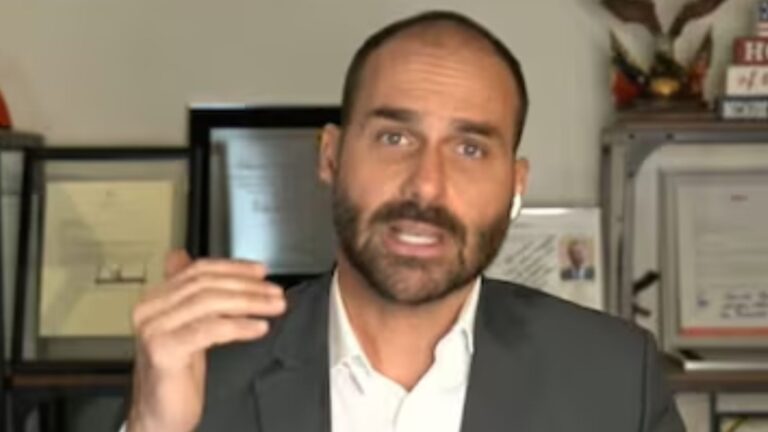 Eduardo Bolsonaro revela real motivo de usarem a bandeira americana em manifestação de SP