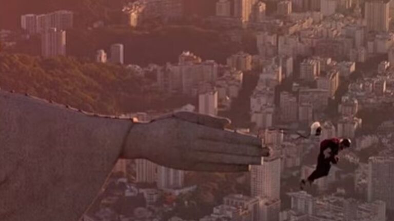 Vídeo! Homem invade o Cristo Redentor e salta de paraquedas