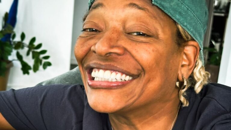 Mart’nália celebra os 60 anos com bolo em formato de órgão genital; veja