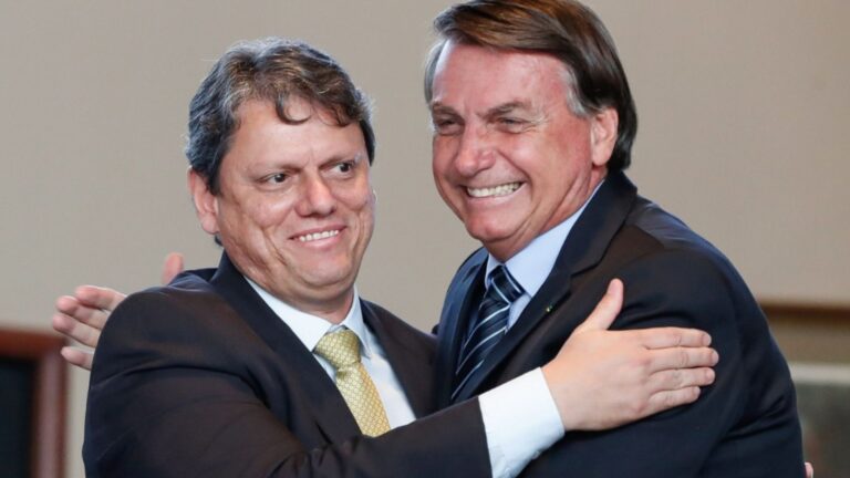 Tarcísio de Freitas visita Bolsonaro em prisão domiciliar e revela detalhes; veja