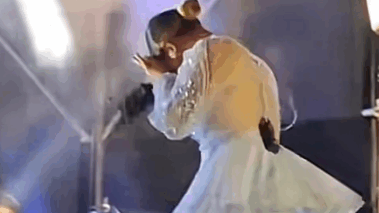 Vídeo: Drone acerta rosto de cantora durante show