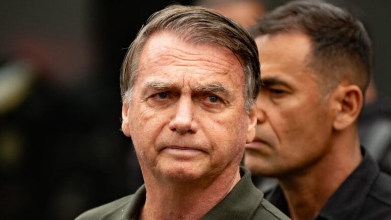 É grave? Bolsonaro deixa prisão e é internado para cirurgia